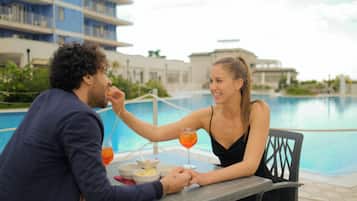 Bar accanto alla piscina