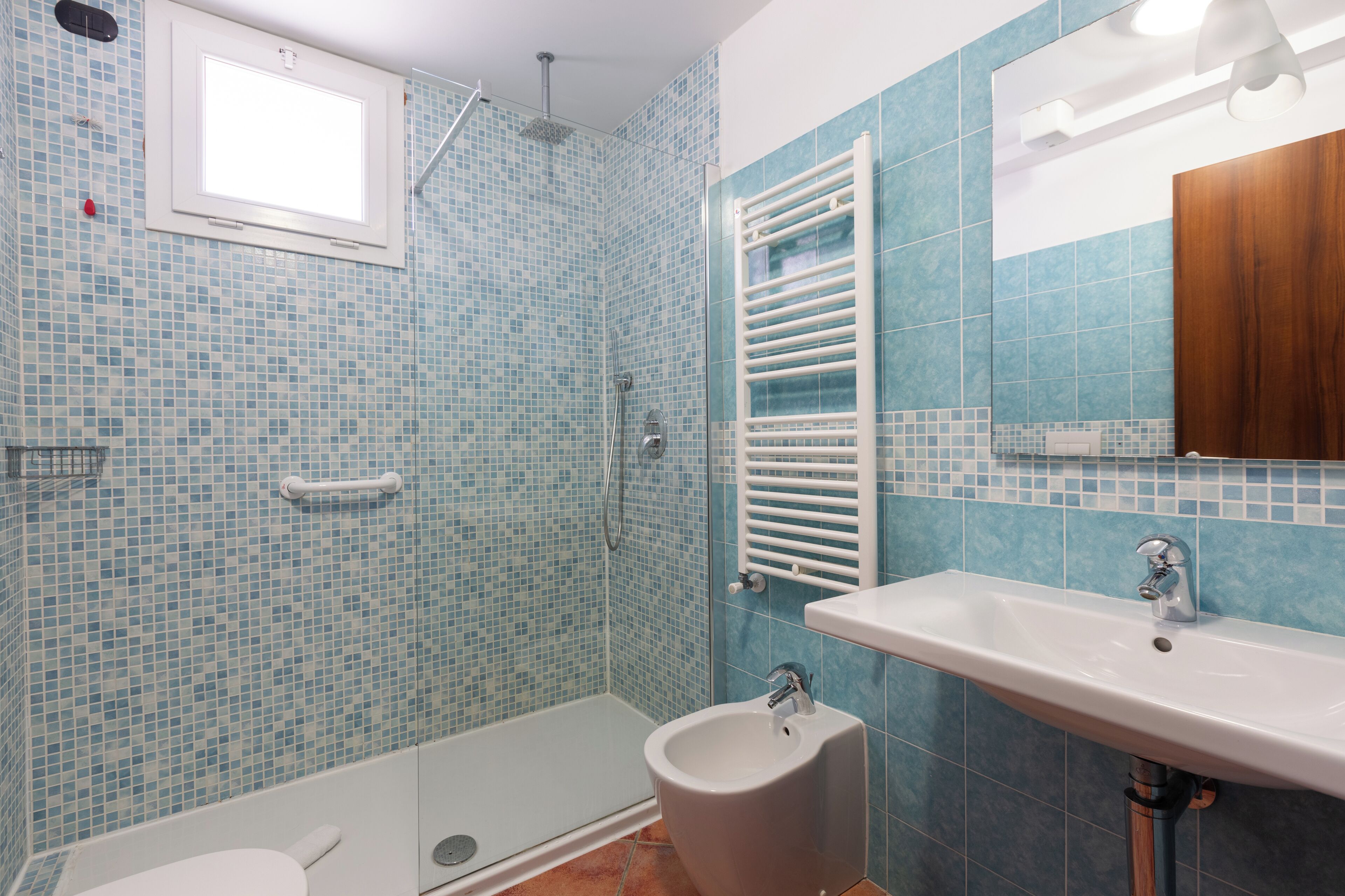 shower, rainfall showerhead, free toiletries, hair dryer