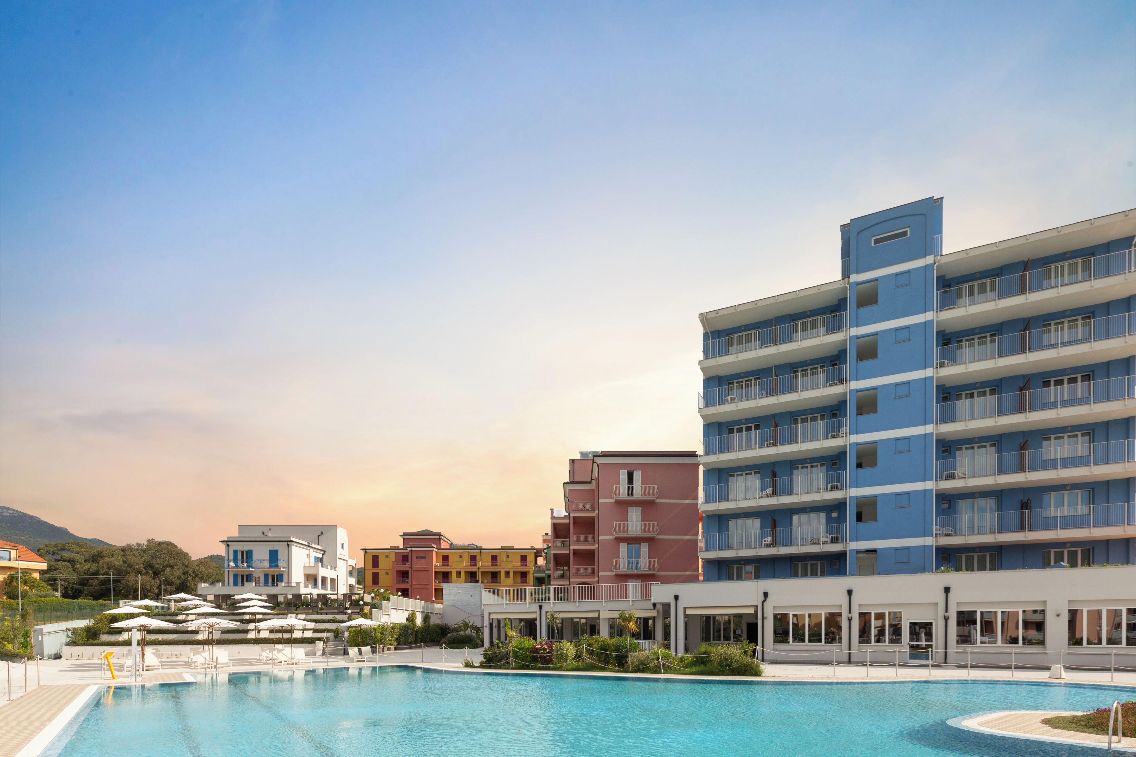 Außenpool (je nach Saison geöffnet), Sonnenschirme, Liegestühle