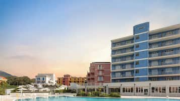 Außenpool (je nach Saison geöffnet), Sonnenschirme, Liegestühle