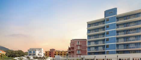 Piscine extérieure (ouverte en saison), parasols de plage