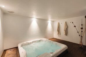 Sauna, hot tub, Turkish bath/hammam, body treatments