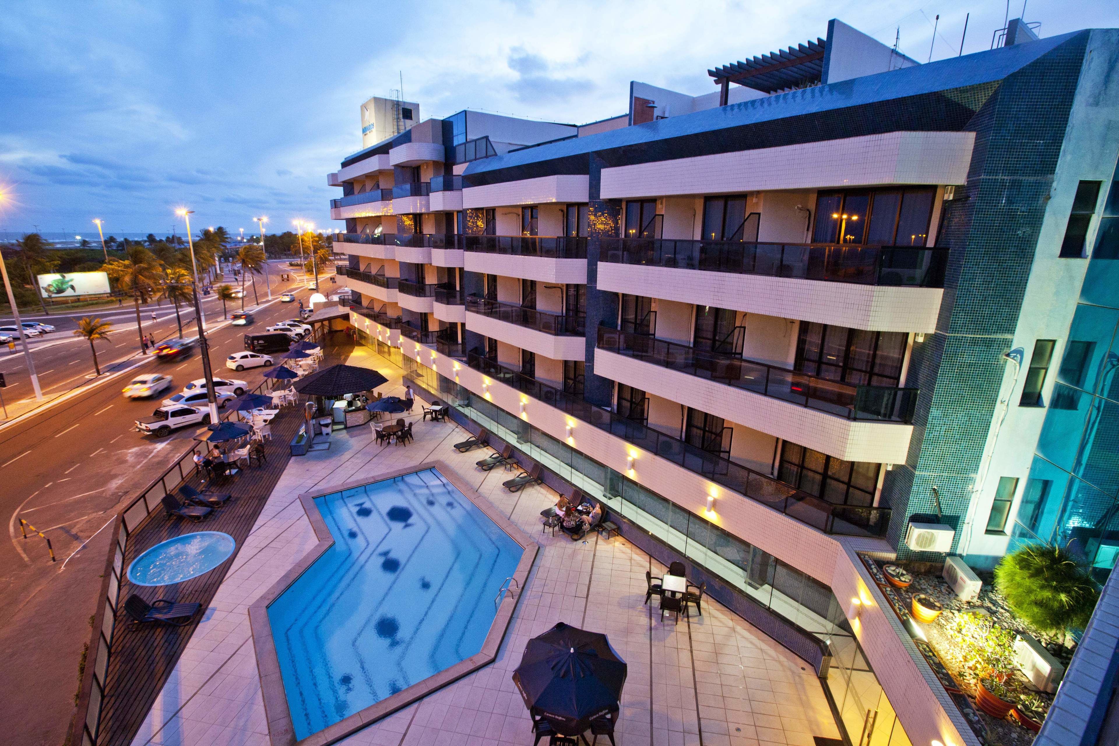 Piscina externa, guarda-sóis, espreguiçadeiras