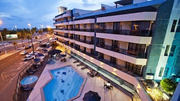 Piscina externa, guarda-sóis, espreguiçadeiras