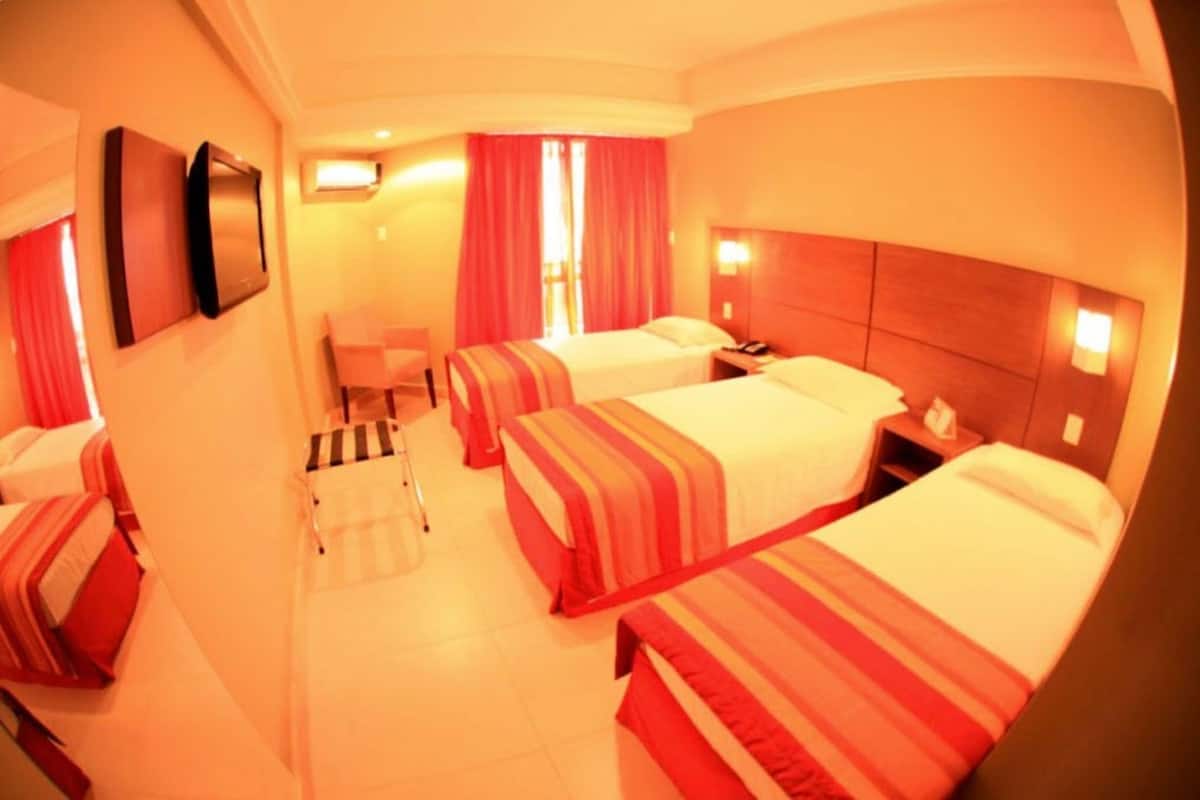 Frigobar, cofres nos quartos, escrivaninha, cortinas blackout