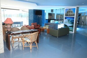 Minibar, caja fuerte, escritorio y cortinas opacas