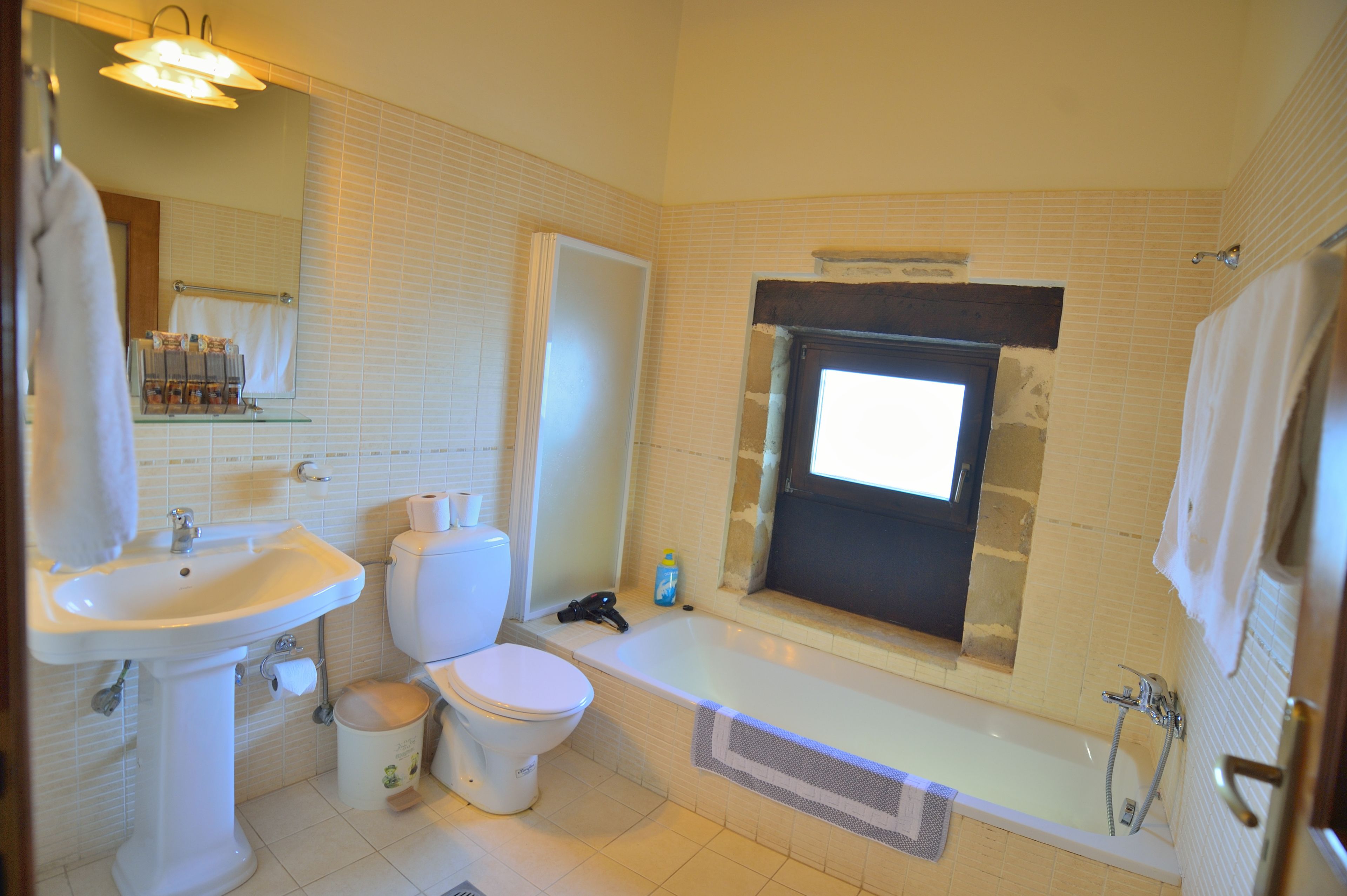 classic studio, sea view (lillium) | bathroom | shower, free toiletries, hair dryer, towels