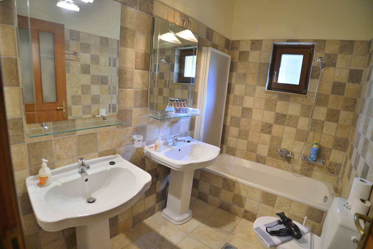 executive suite, 1 queen bed, sea view (giasemi) | bathroom | shower, free toiletries, hair dryer, towels