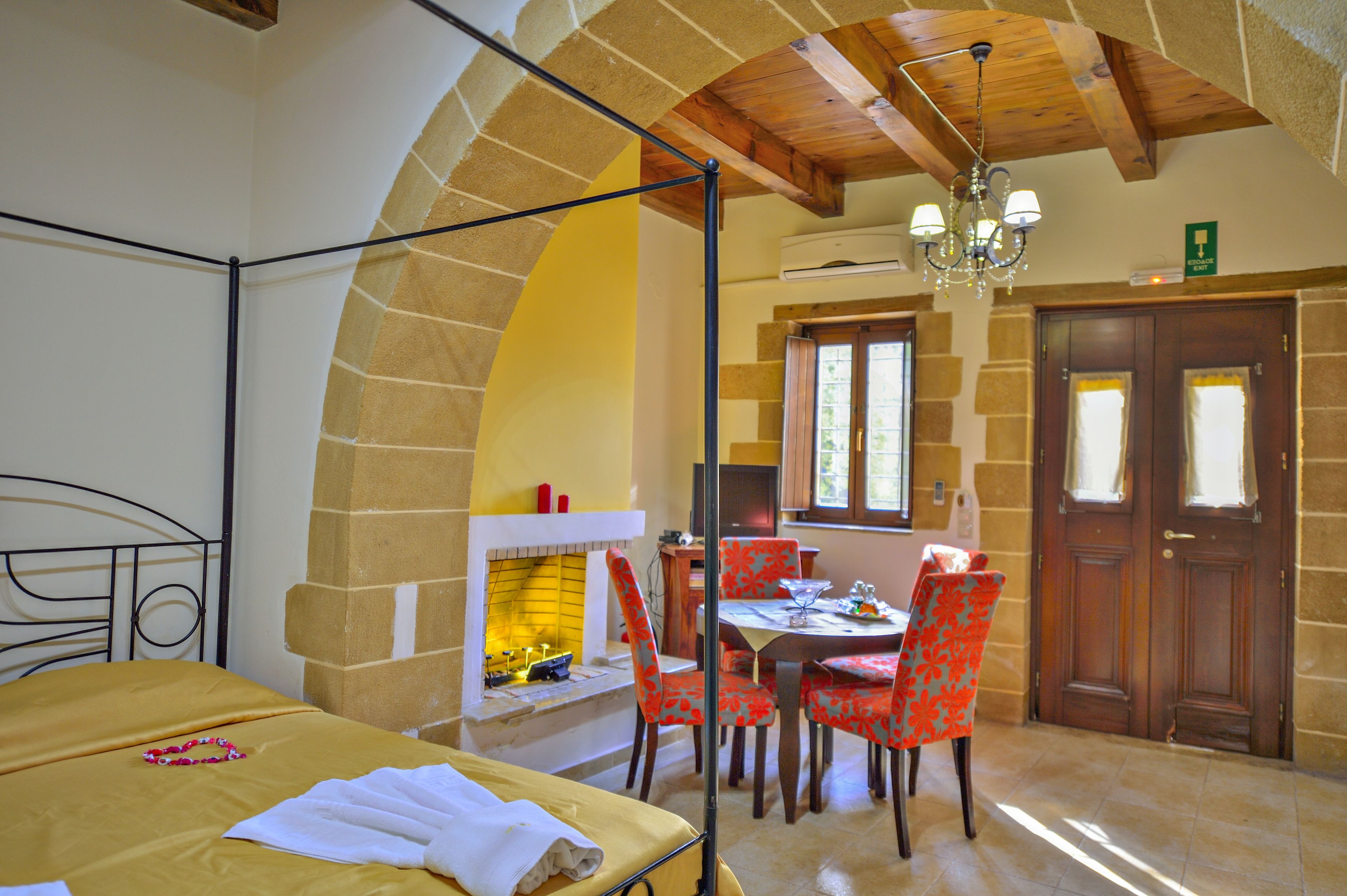 Executive Suite, 1 Queen Bed, Sea View (Giasemi) | Tempur-Pedic beds, in-room safe, individually decorated