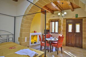 Executive Suite, 1 Queen Bed, Sea View (Giasemi) | Tempur-Pedic beds, in-room safe, individually decorated