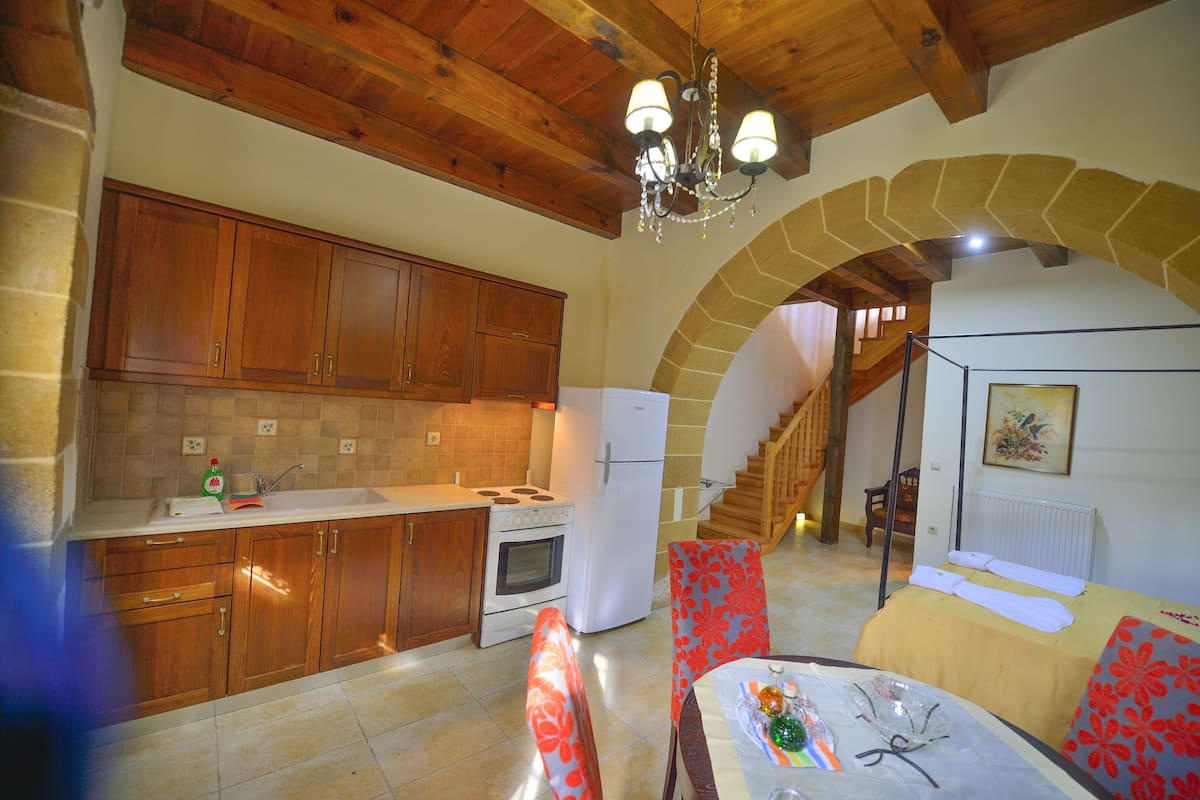 full-sized fridge, stovetop, electric kettle, cookware/dishes/utensils