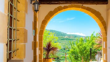 Design Villa, 3 Bedrooms, Mountain View (Ortansia) | Terraza o patio
