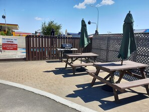 BBQ/picnic Area - Oxford Court Motel (Richmond)