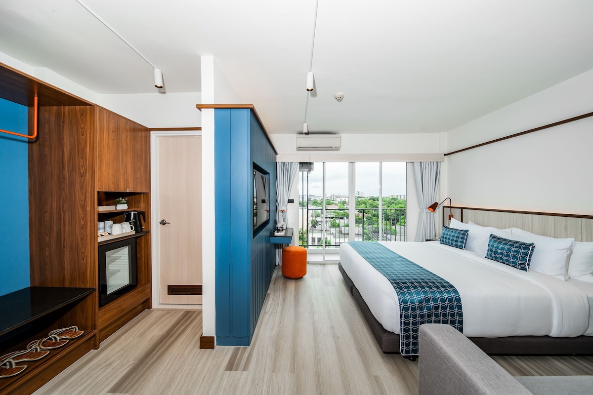 Minibar, caja de seguridad en la habitación y escritorio 