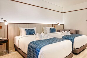 Minibar, in-room safe, desk, soundproofing - Hotel Amber Sukhumvit 85 (Bangkok)