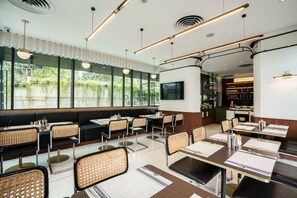 Breakfast and lunch served, international cuisine - Hotel Amber Sukhumvit 85 (Bangkok)