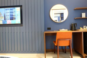 Deluxe-Zweibettzimmer | Wohnbereich | 32-Zoll-LCD-Fernseher mit Kabelempfang, Fernseher