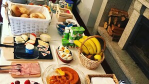 A breakfast buffet with various food items and beverages. - Solar Quinta da Portela (Santa Marta de Penaguião)