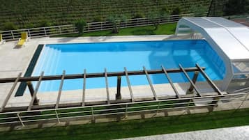 Piscine couverte, piscine extérieure, parasols de plage, chaises longues