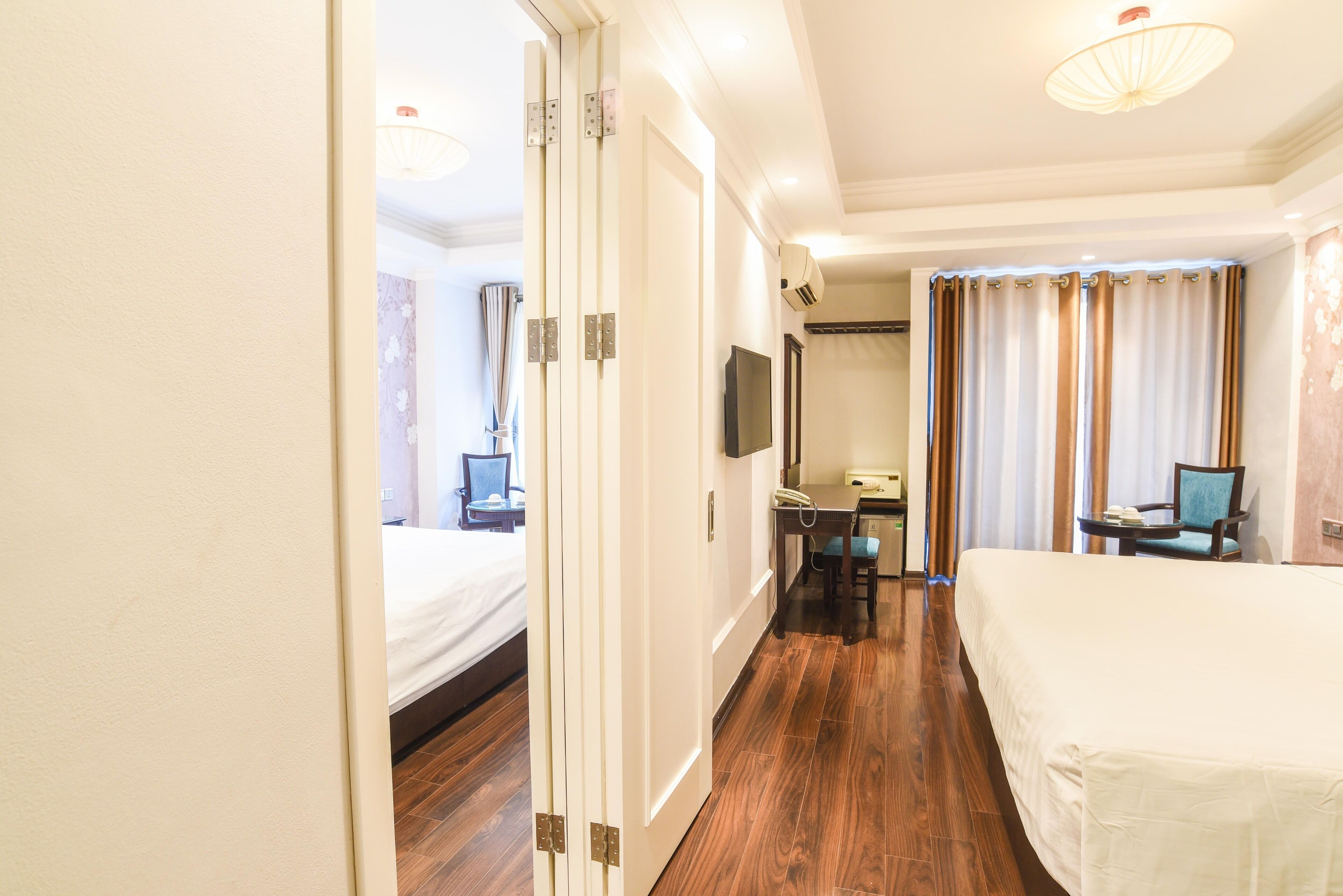 street view balcony interconnecting suite | premium bedding, down duvets, pillow-top beds, minibar