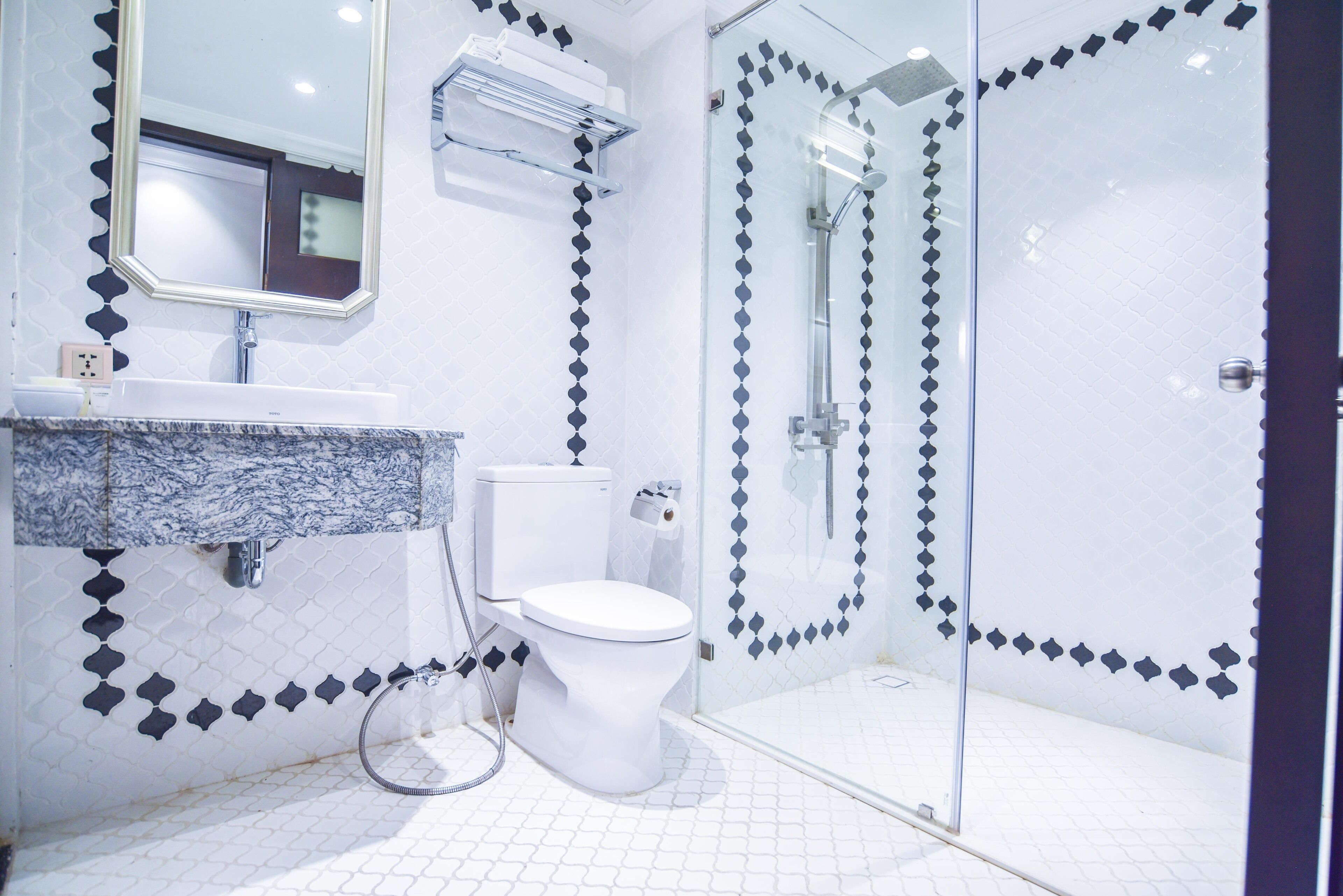 combined shower/bathtub, jetted bath, rainfall showerhead