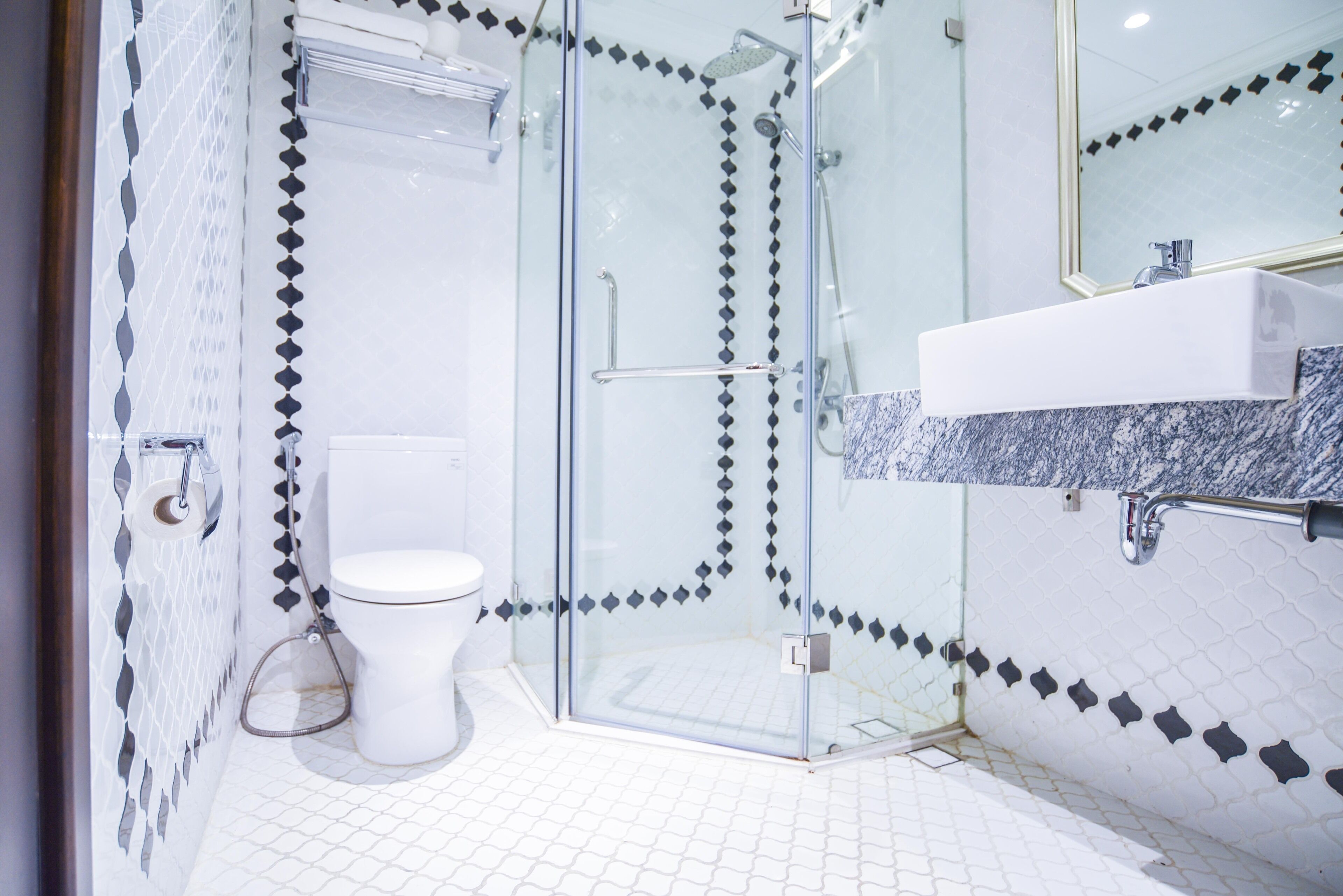 combined shower/bathtub, jetted bath, rainfall showerhead