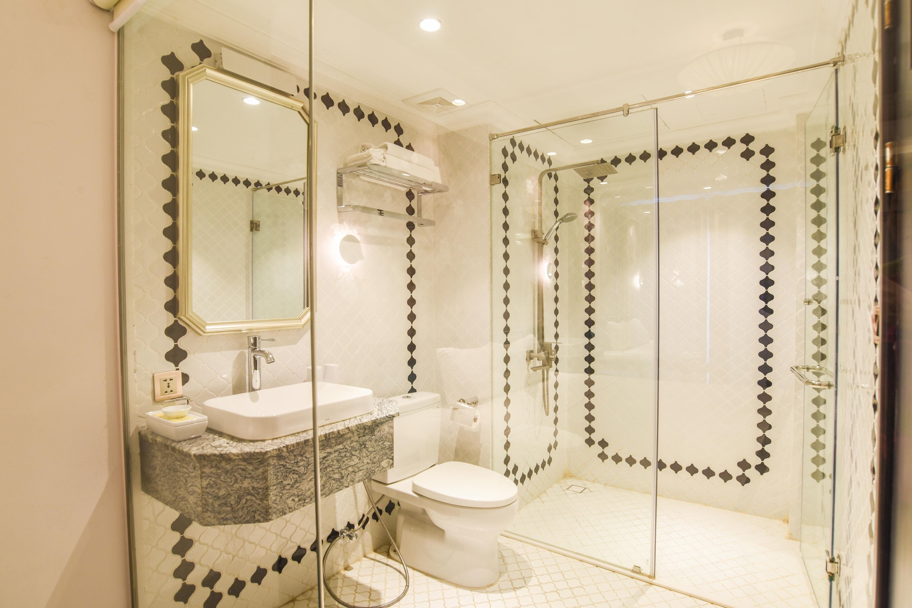 combined shower/bathtub, jetted bath, rainfall showerhead