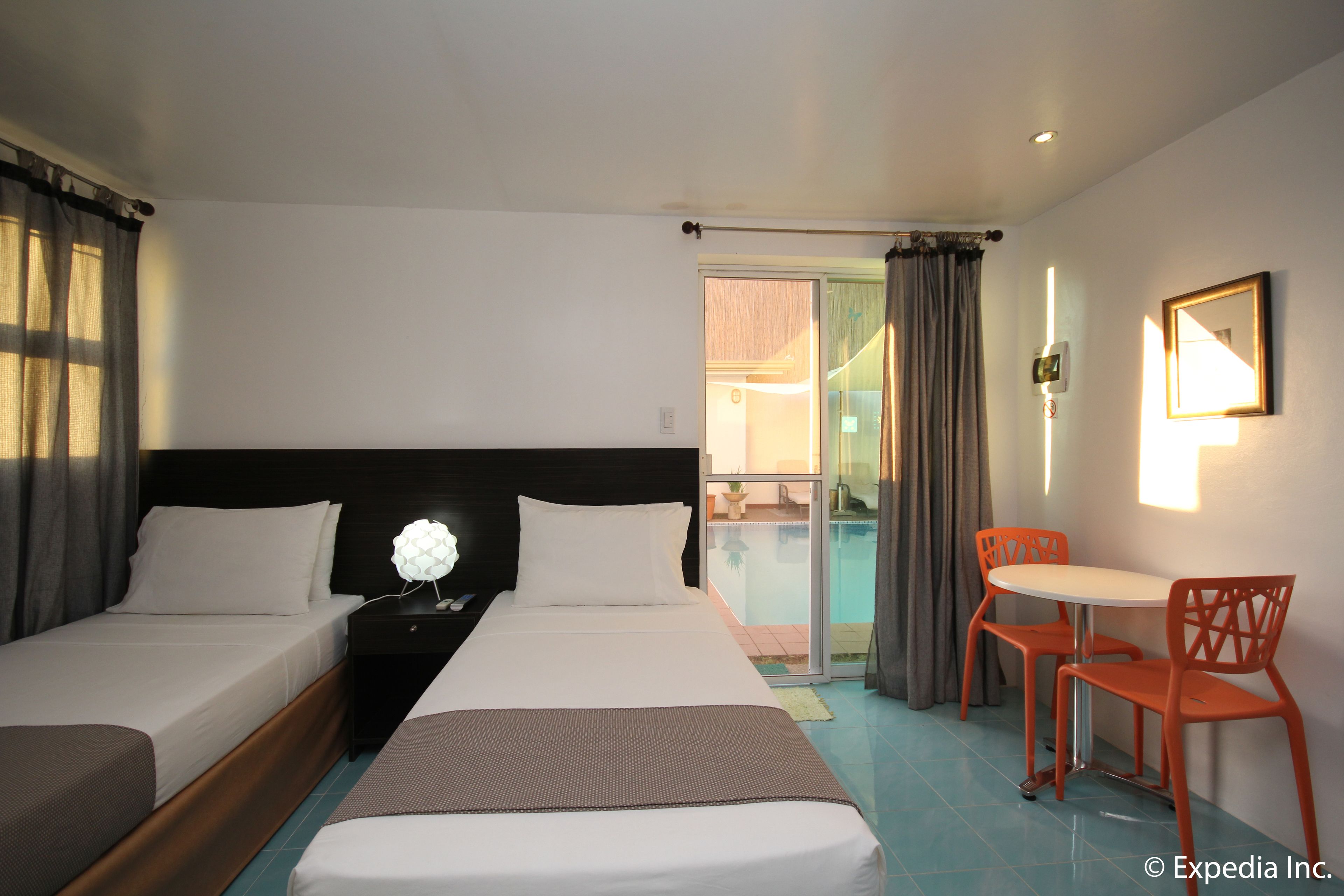 deluxe twin room | in-room safe, bed sheets