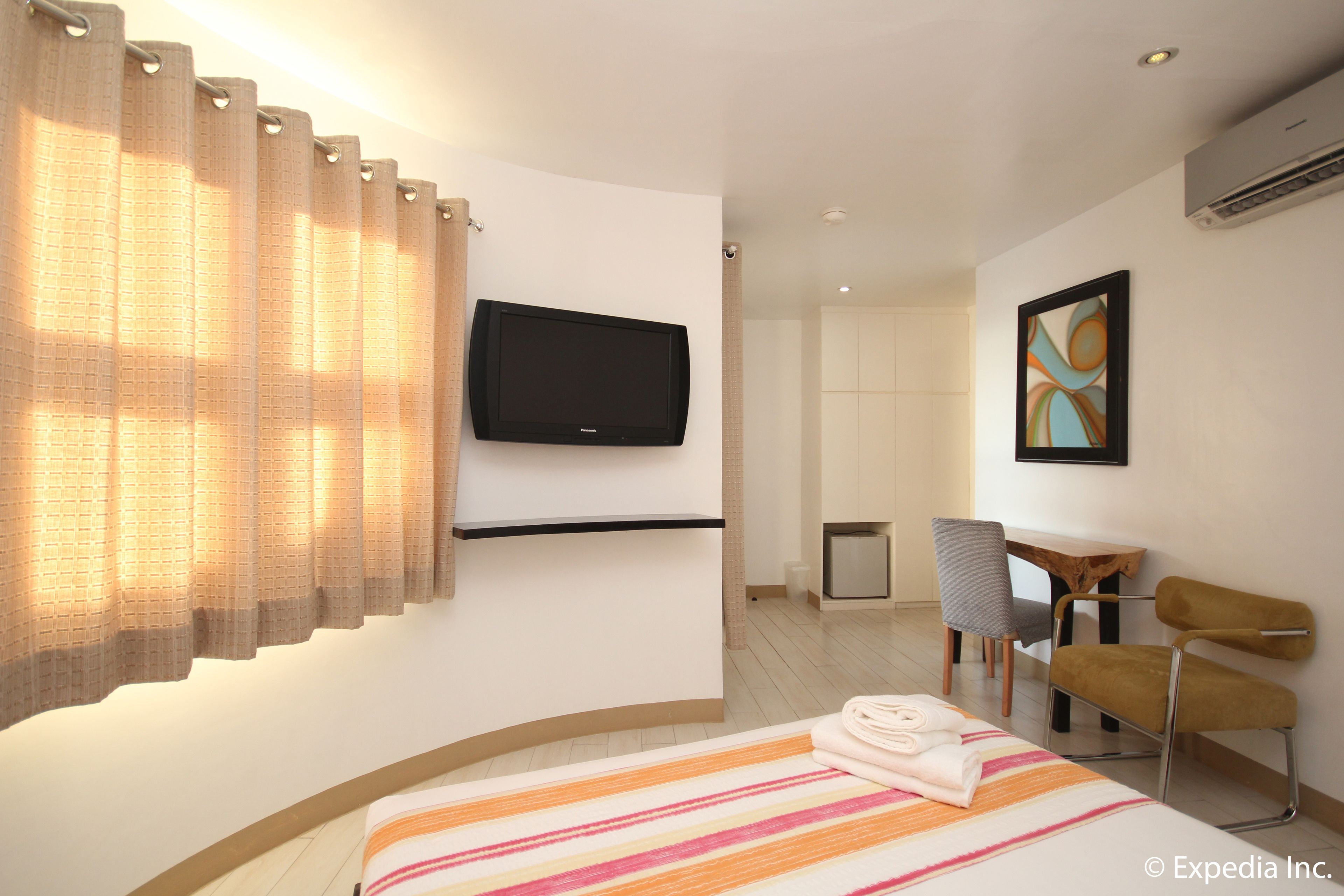 deluxe twin room | in-room safe, bed sheets