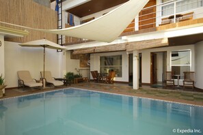 Outdoor pool, pool umbrellas, sun loungers - Westcliff Villa (Boracay Island)