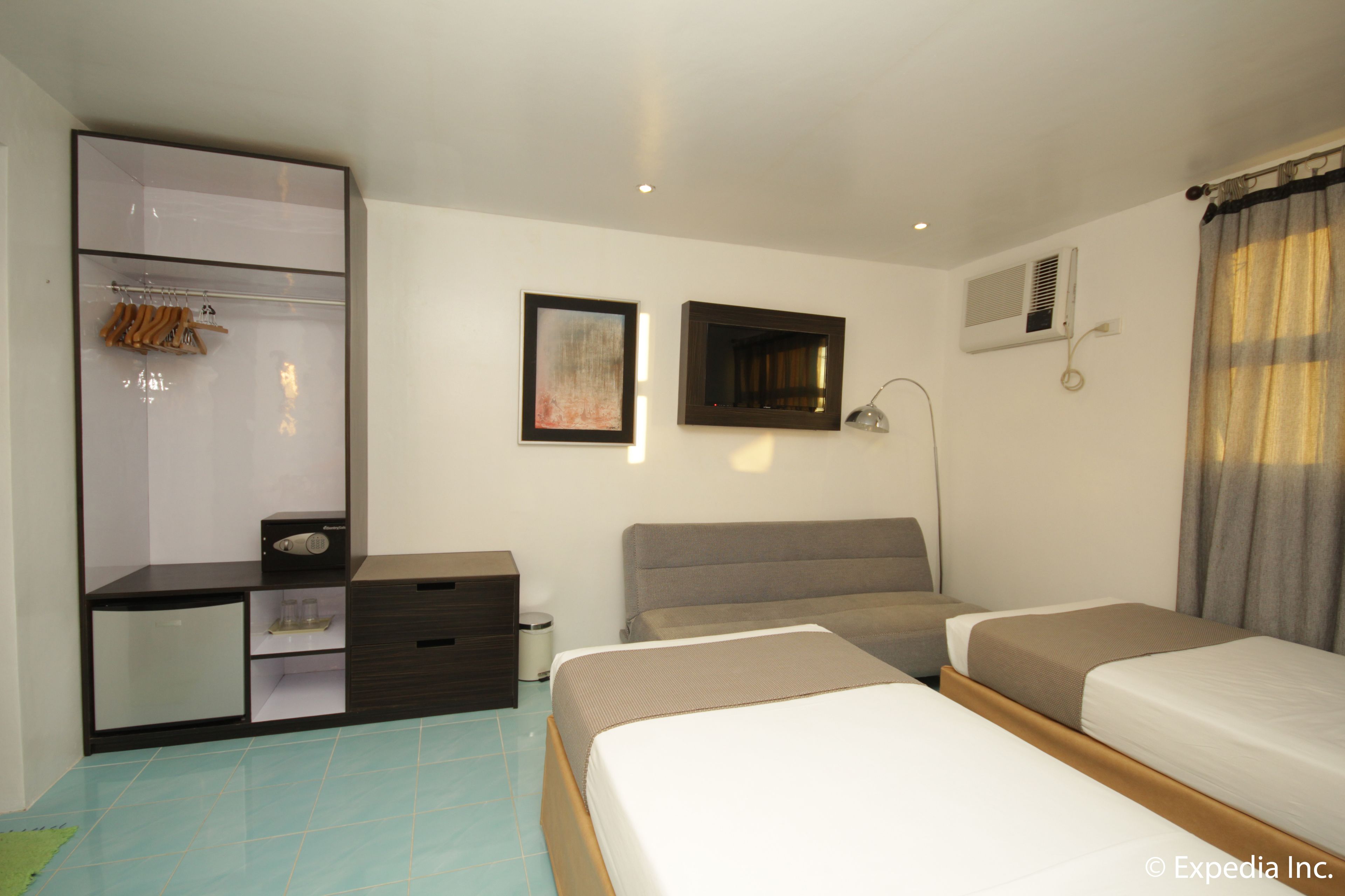 deluxe twin room | in-room safe, bed sheets