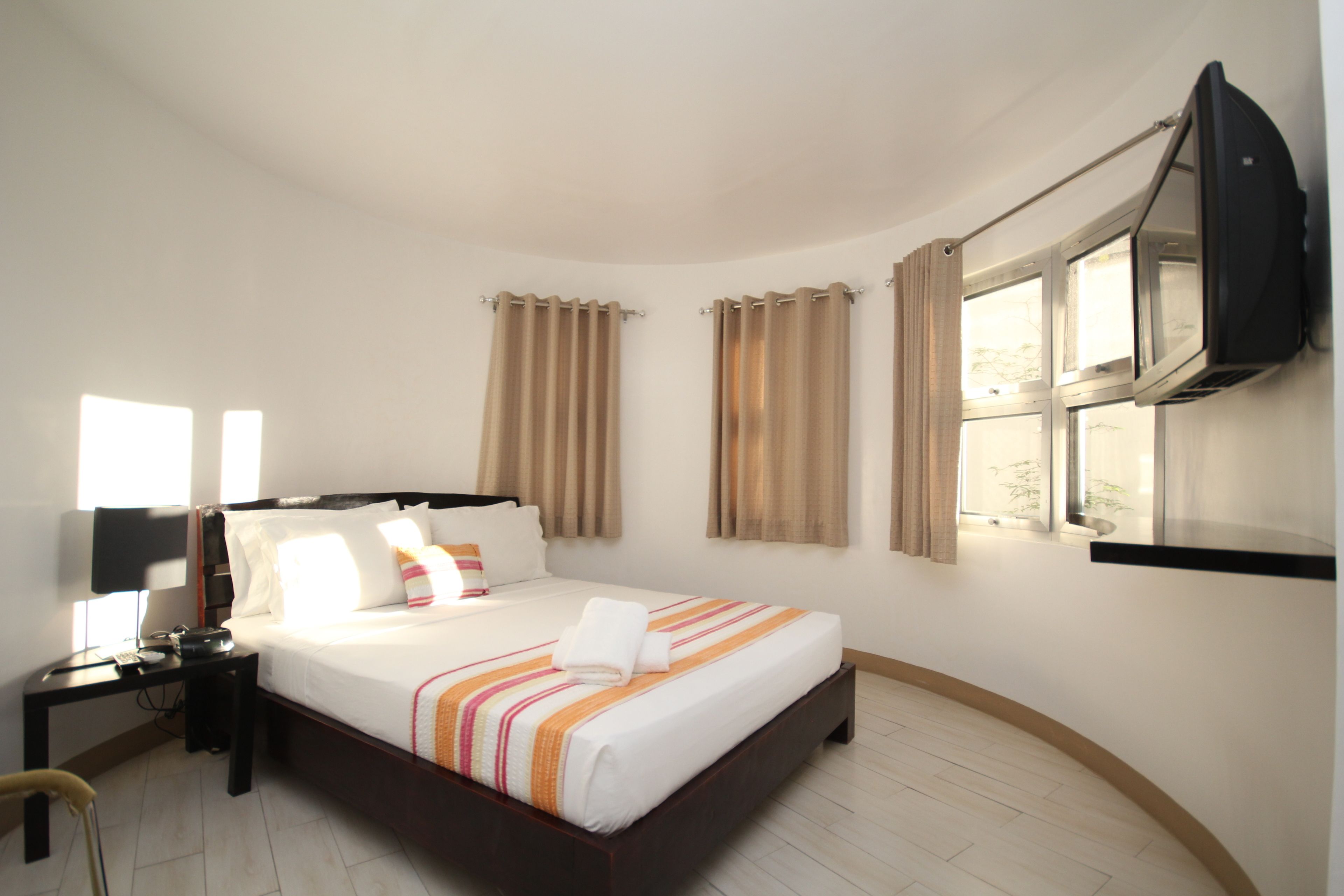 deluxe single room | in-room safe, bed sheets