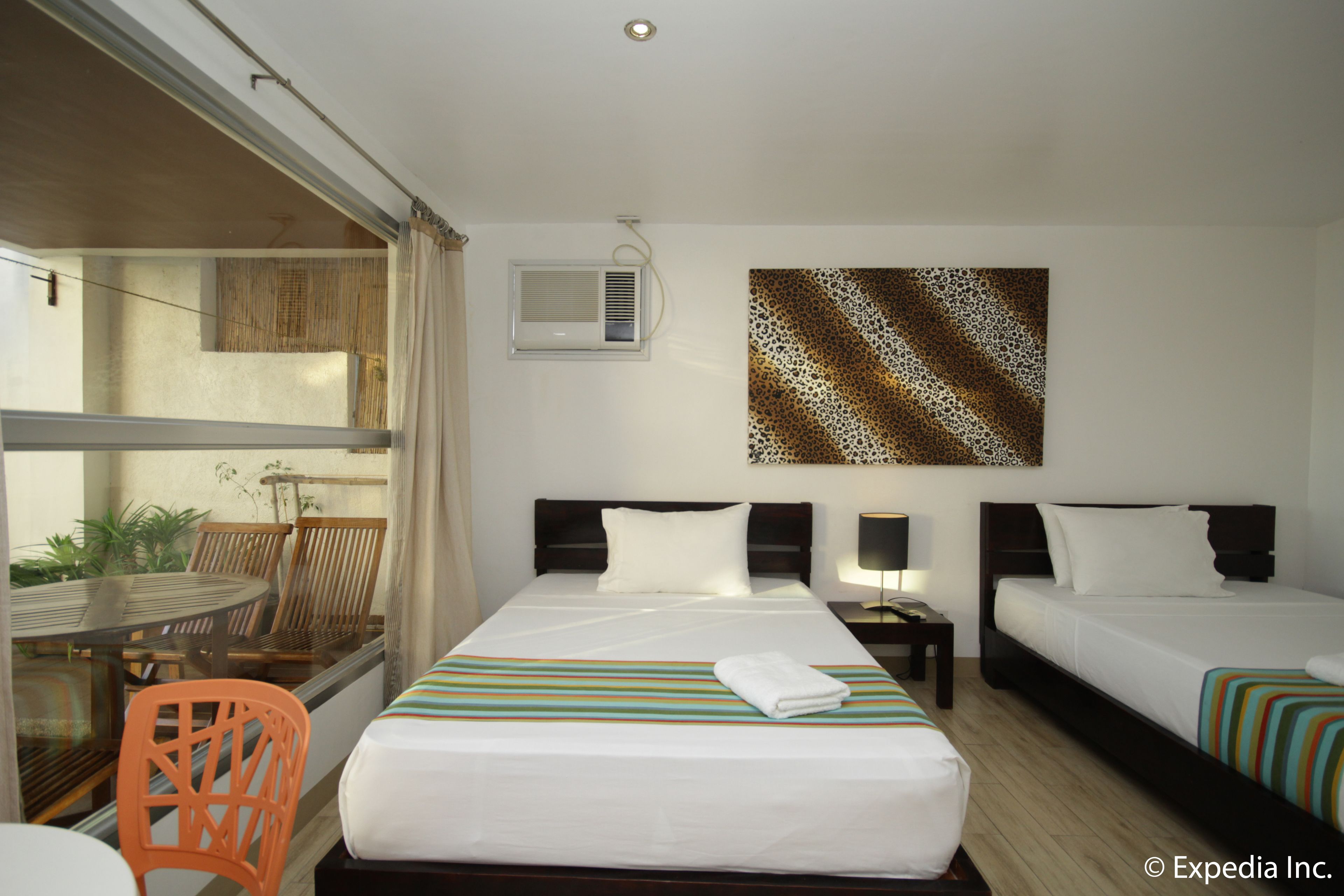 deluxe twin room | in-room safe, bed sheets