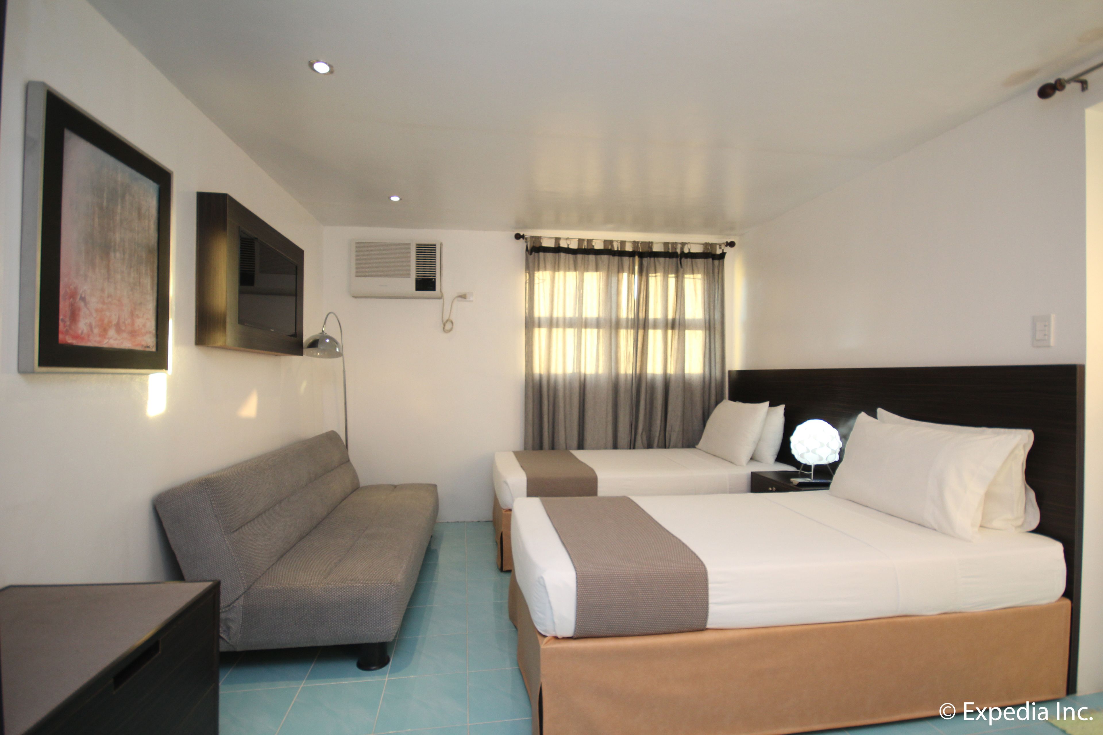 deluxe twin room | in-room safe, bed sheets