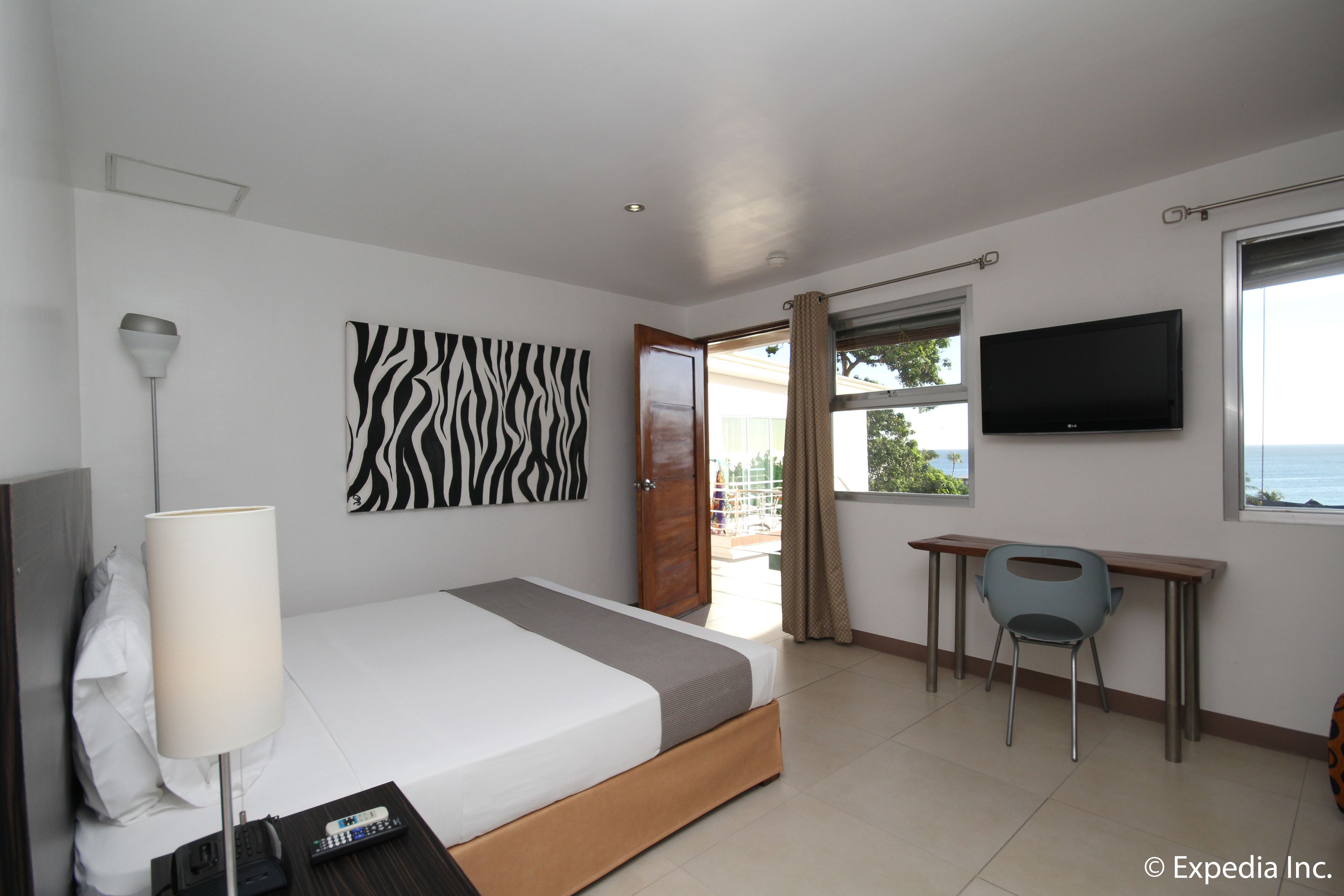 deluxe twin room | in-room safe, bed sheets