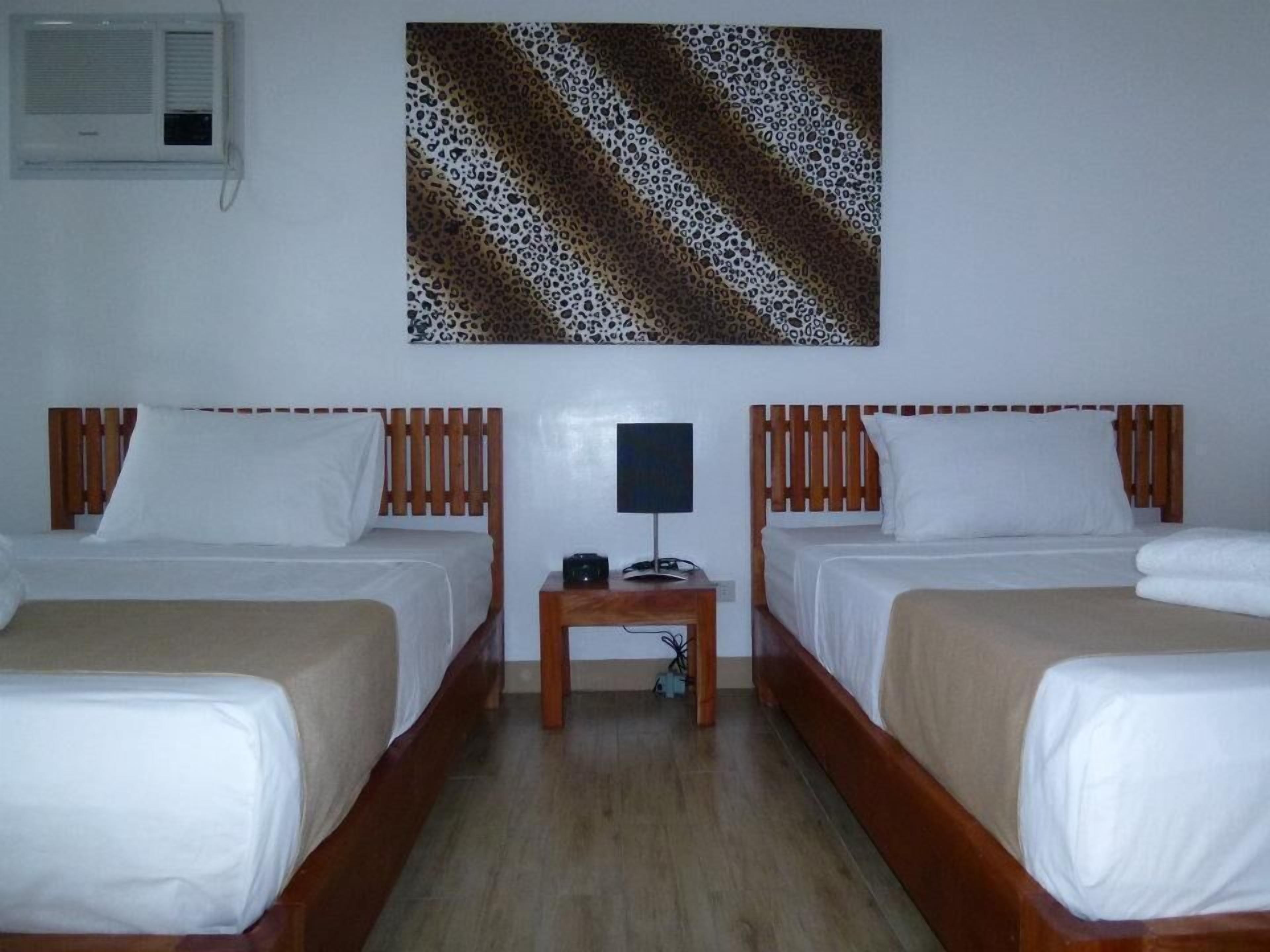 deluxe twin room | in-room safe, bed sheets