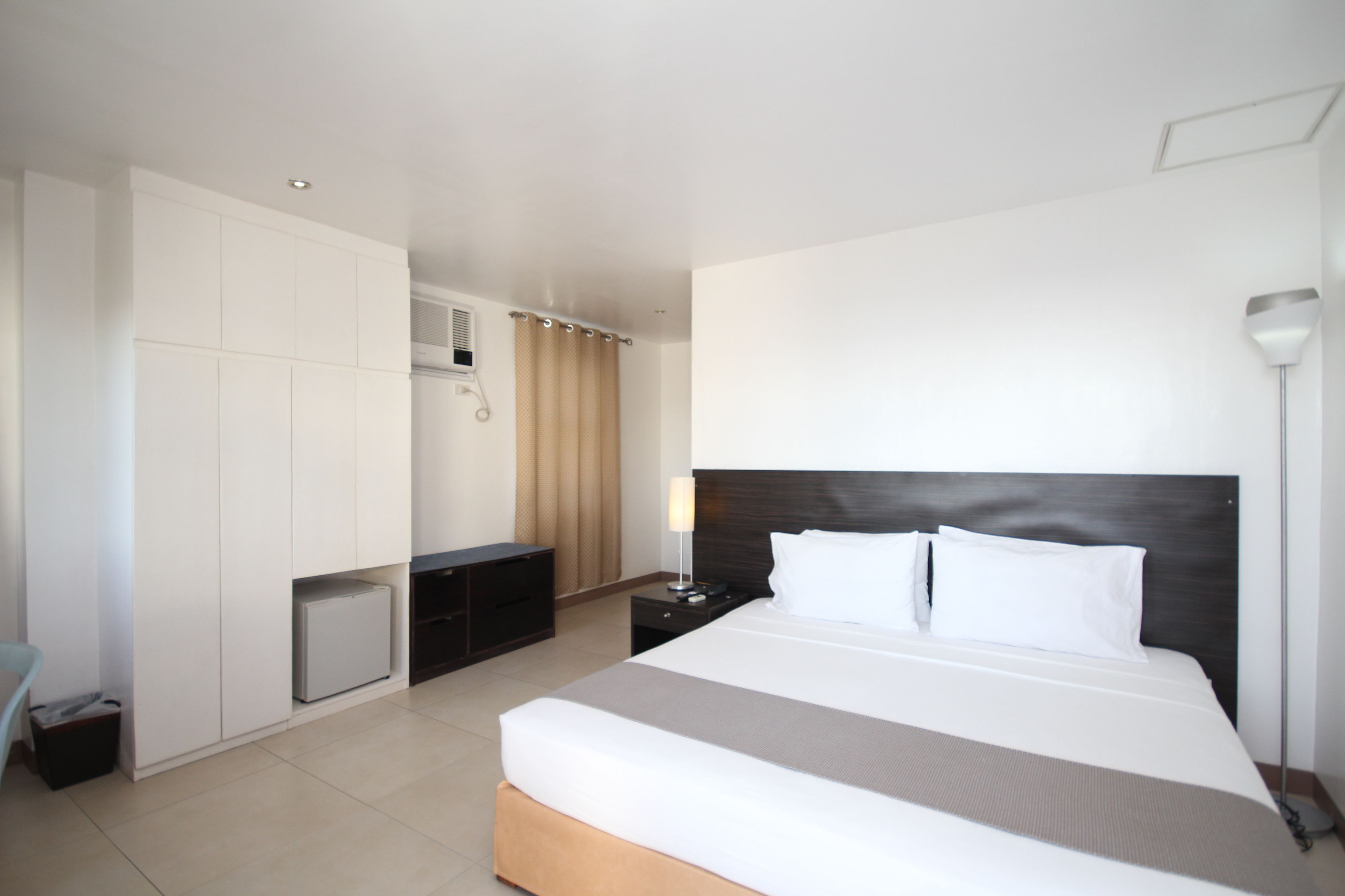 Deluxe Twin Room | In-room safe, bed sheets