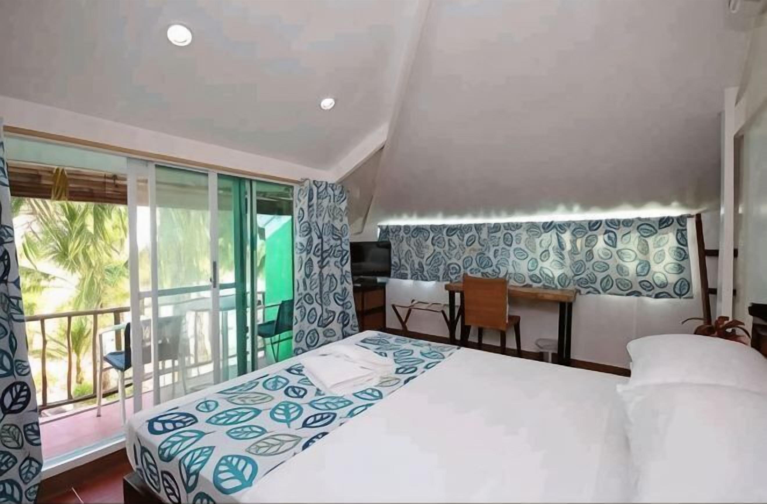 In-room safe, bed sheets