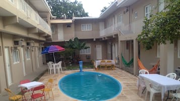 Una piscina techada, una piscina al aire libre