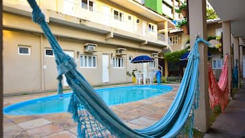 Una piscina techada, una piscina al aire libre