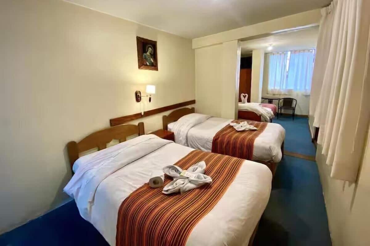 Basic Triple Room | In-room safe, desk, laptop workspace, WiFi (free)