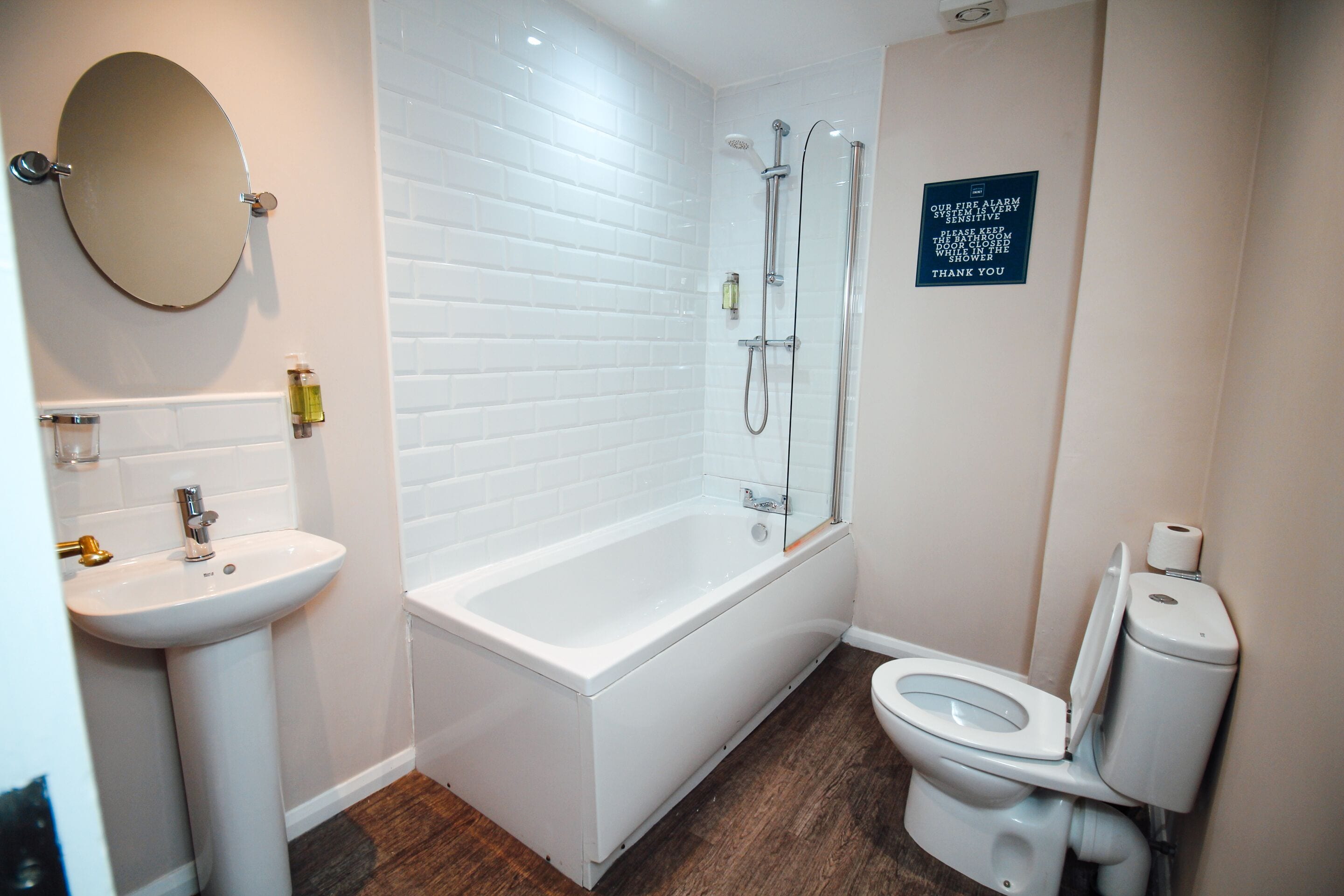 Ein Badezimmer mit Waschbecken, Toilette, Badewanne und Spiegel.