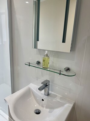 Tvåbäddsrum - eget badrum | Badrum