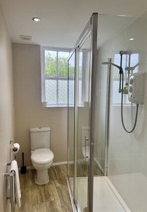 Habitación con 2 camas individuales, baño privado | Baño