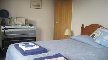 Chambre avec lits jumeaux, salle de bains attenante | Wi-Fi