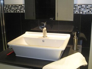 Double Room, Ensuite | Bathroom | Free toiletries, bathrobes, slippers