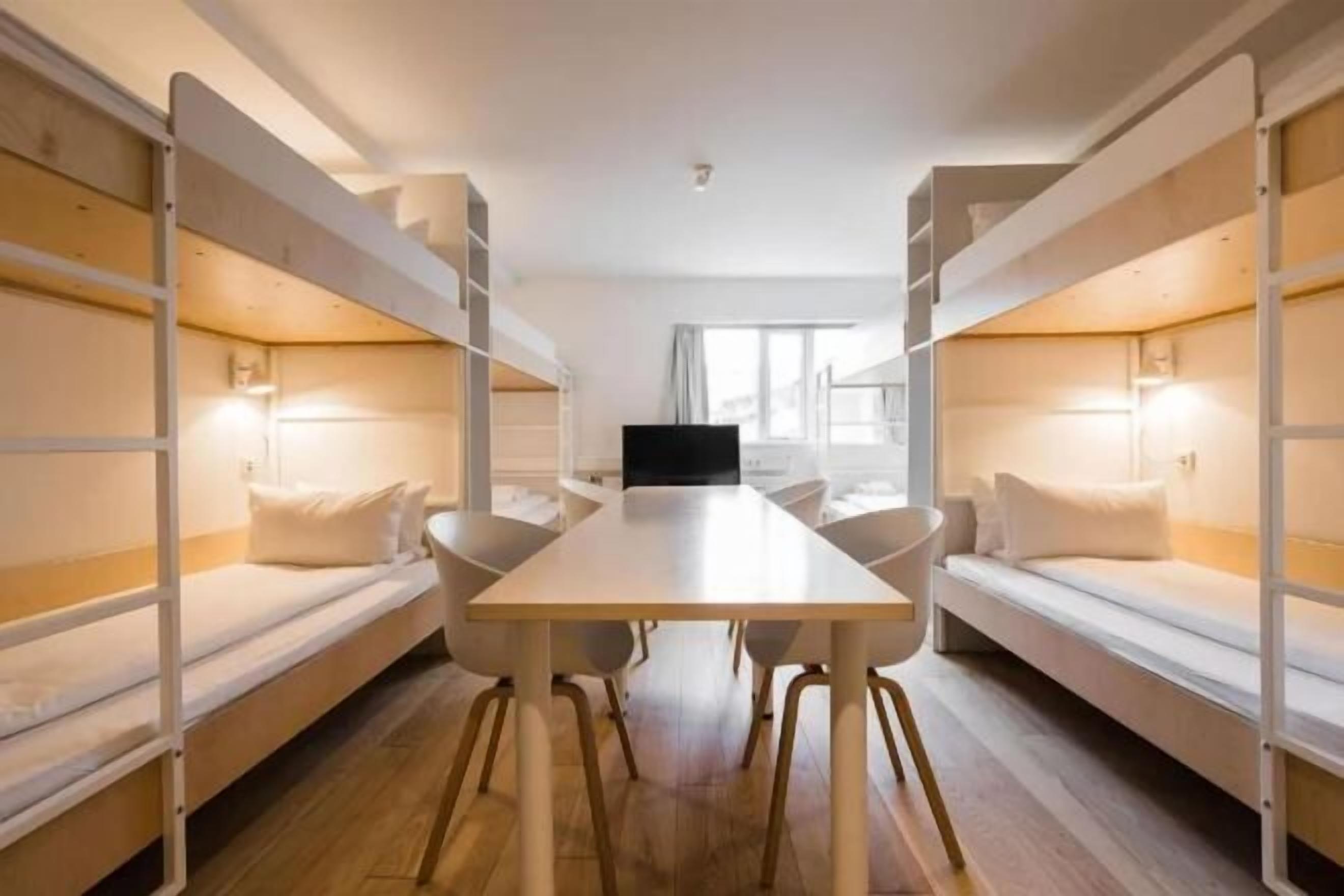 Allergikerbettwaren, Zimmersafe, individuell dekoriert, Schreibtisch