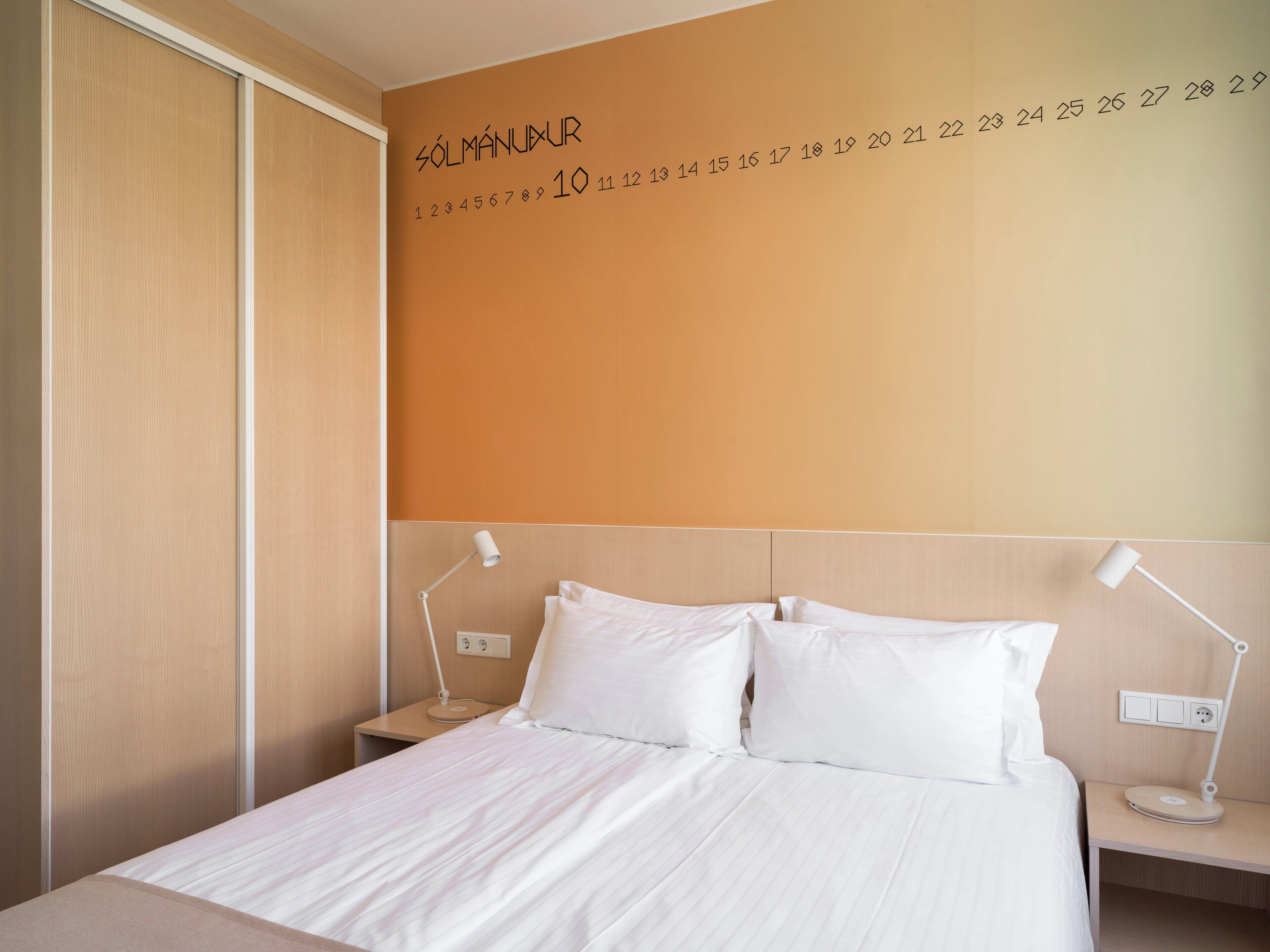 Standard-Doppel- oder -Zweibettzimmer | Allergikerbettwaren, Zimmersafe, individuell dekoriert, Schreibtisch