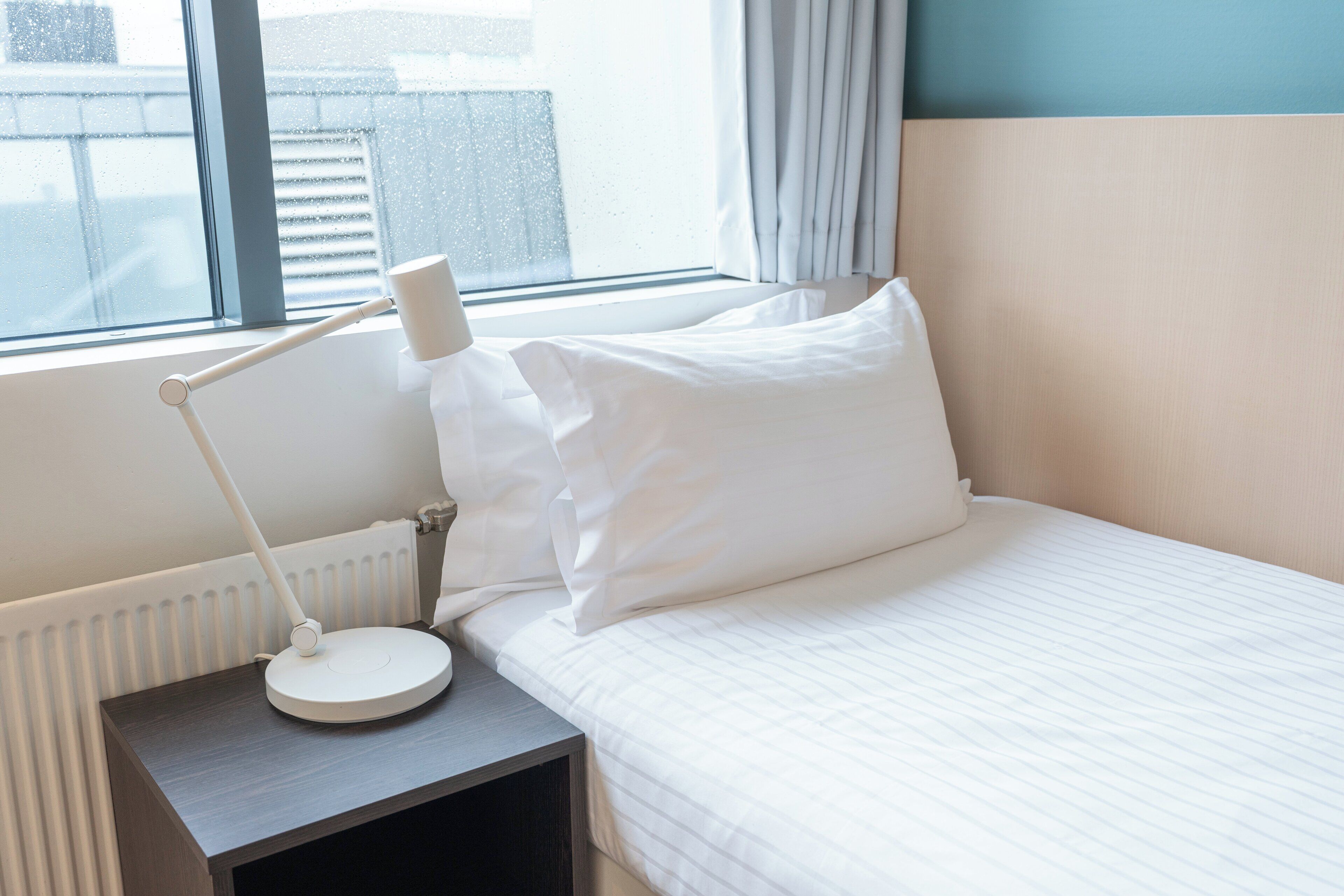 Einzelzimmer | Allergikerbettwaren, Zimmersafe, individuell dekoriert, Schreibtisch