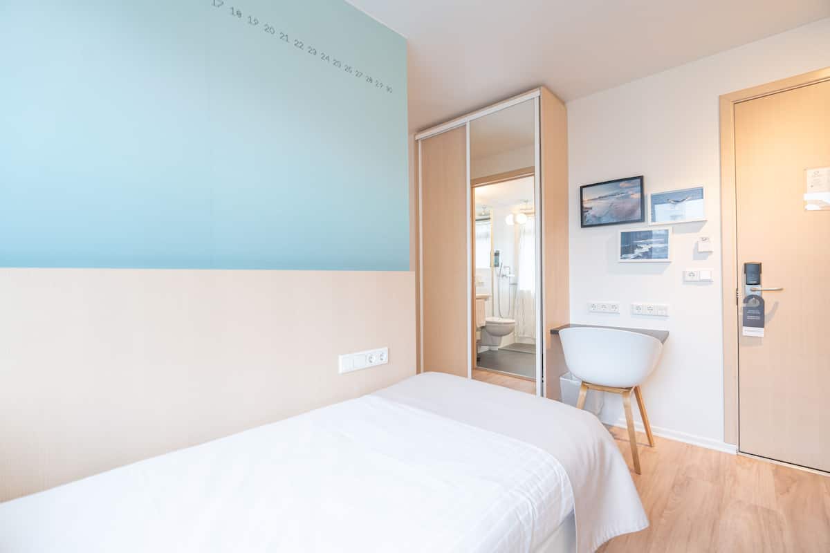 Hypo-allergenic bedding, in-room safe, individually decorated, desk